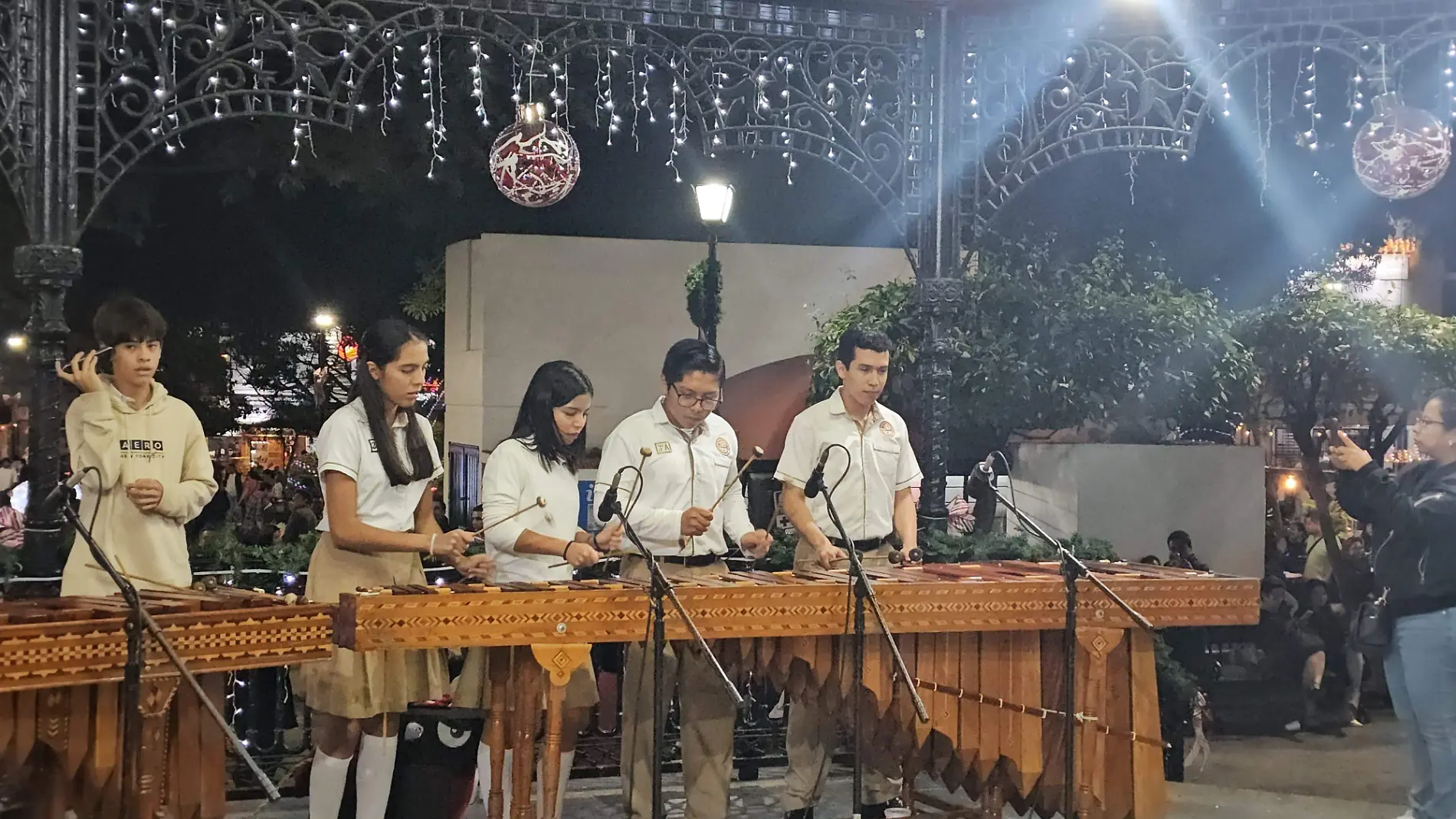 Jovenes tocando marimba